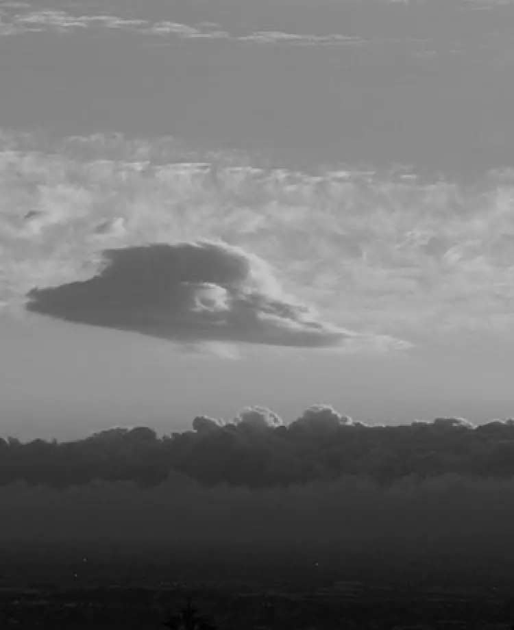 U.F.O型の雲が空に浮かぶ様子