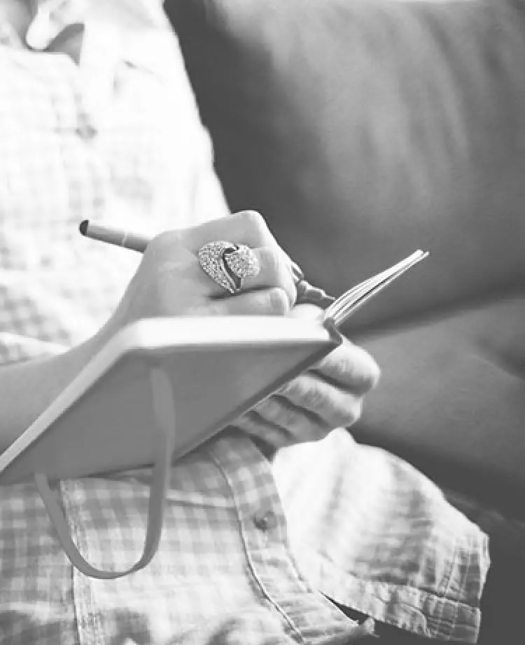 手帳にメモを書く様子