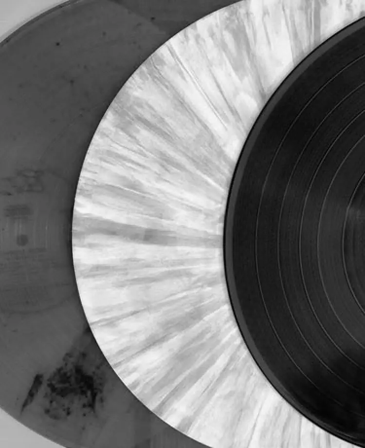 レコードのLP盤を横方向に複数重ねた様子