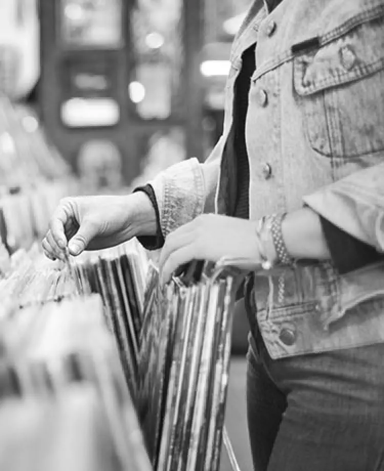 レコード屋でレコードを選ぶ人の手元の様子