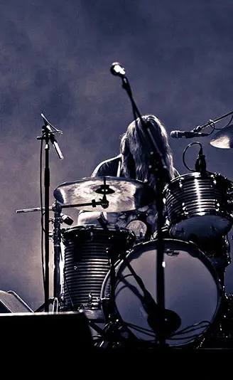 暗闇の中で、バンドが演奏する様子。